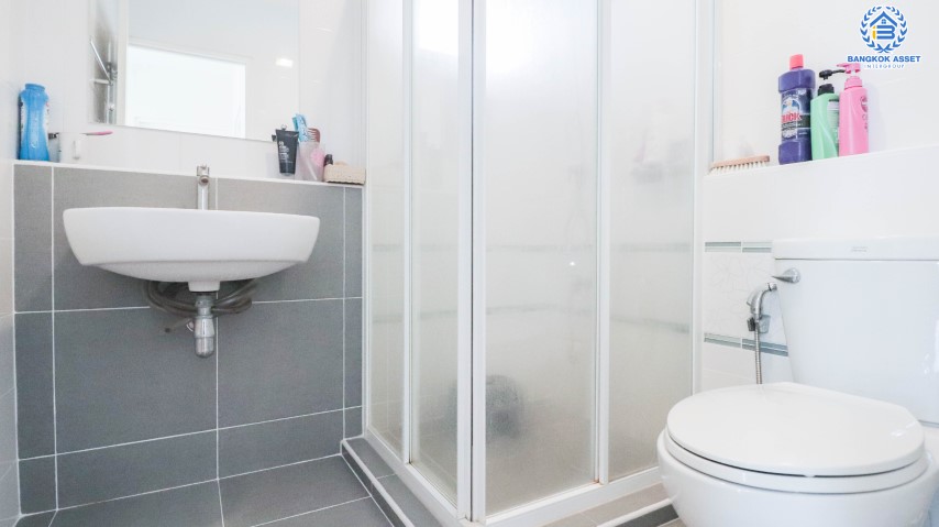 บ้านเดี่ยวมือสอง  ม.มัณฑนาเลค วัชรพล บ้านสวย จากแบรนด์ดัง * Land & House *  เนื้อที่ 50.30 ตร.ว. มาพร้อมฟังก์ชันจัดเต็ม 3 ห้องนอน 3 ห้องน้ำ บ้านสวยพร้อมเข้าอยู่ พร้อมแถมเครื่องปรับอากาศ 4 เครื่อง บนทำเลศักยภาพ เชื่อมต่อถนนหลายเส้นทาง ใกล้รถไฟฟ้า สถานี "สายหยุดและแยกคปอ"  และ ใกล้จุดขึ้นทางด่วน "รามอินทรา-อาจณรงค์"